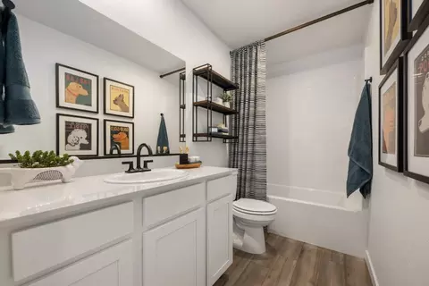 Bath - 3915 E Oakridge Ave, Visalia, CA 93292 photo 3 of 5