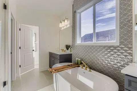 Bath - 659 Noola St, Windsor, CO 80550 photo 4 of 5