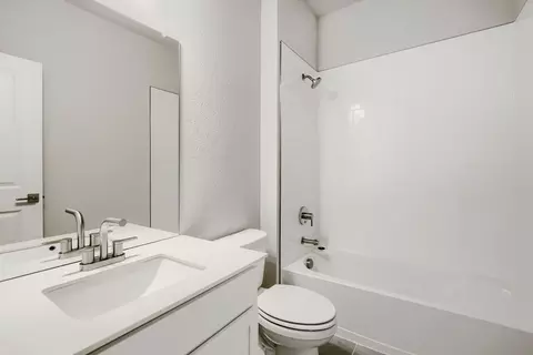 Bath - 659 Noola St, Windsor, CO 80550 photo 3 of 5
