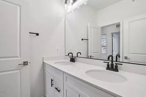 Bath - 19712 Misty Moss Sq, Ashburn, VA 20147 photo 5 of 7