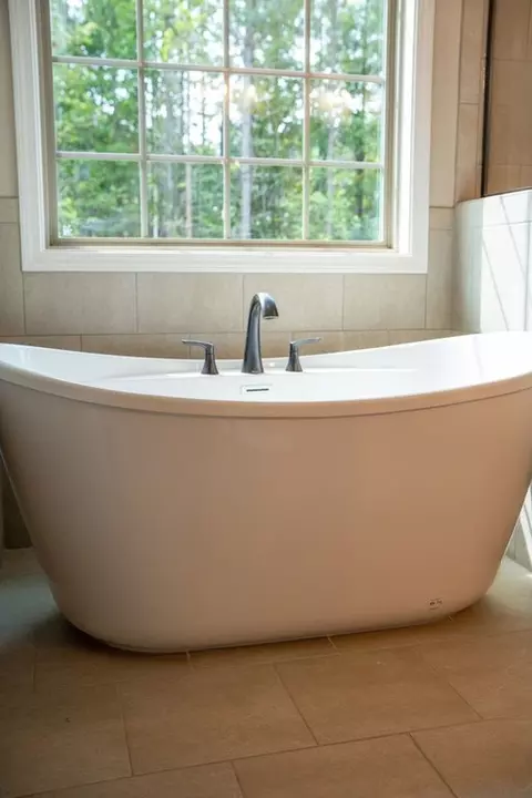 Bath - 101 Beaver Creek Way, Lagrange, GA 30241 photo 5 of 6