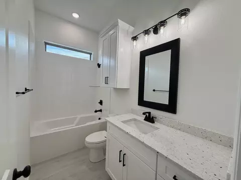 Bath - 2016 Yarrow, Temple, TX 76502 photo 3 of 10