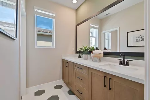 Bath - 165 Bushwillow Way, Piru, CA 93040 photo 5 of 9