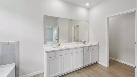 Bath - 17325 Whiskey Creek Trl, Parrish, FL 34219 photo 2 of 5