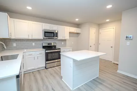 Kitchen - White Oak Ln, Granger, IA 50109 photo 5 of 5