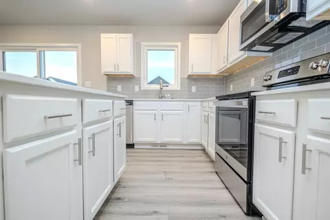 Kitchen - White Oak Ln, Granger, IA 50109 photo 2 of 5