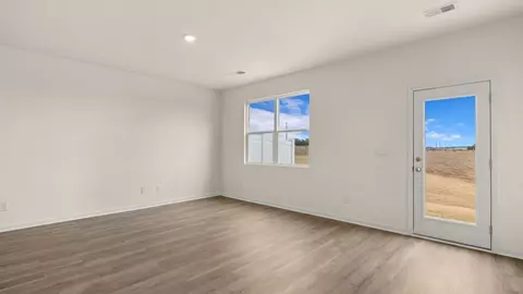 Living - 222 Kenmore Cir, Perry, GA 31069 photo 2 of 5