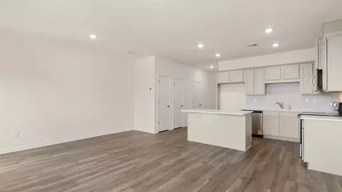 Living - 222 Kenmore Cir, Perry, GA 31069 photo 3 of 5