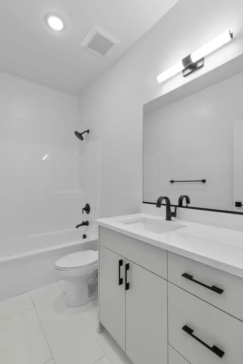 Bath - 623 S 125 E, Hyde Park, UT 84341 photo 2 of 5
