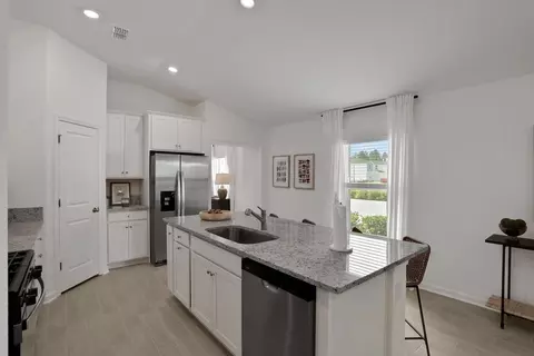 Kitchen - 14184 Epply Dr, Jacksonville, FL 32218 photo 4 of 9