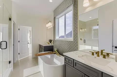Bath - 154 Buckwheat Ln, Berthoud, CO 80513 photo 2 of 11
