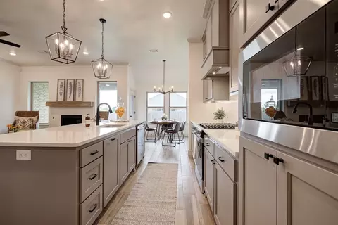 Kitchen - 3401 Slate River Dr, Yukon, OK 73099 photo 4 of 4