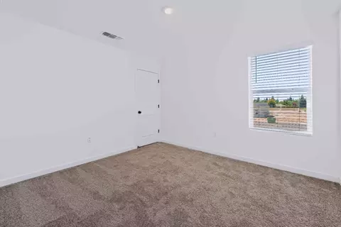 Bedroom - 4009 E Oakridge Ave, Visalia, CA 93292 photo 6 of 18