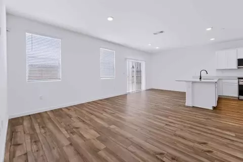 Living - 4009 E Oakridge Ave, Visalia, CA 93292 photo 4 of 5
