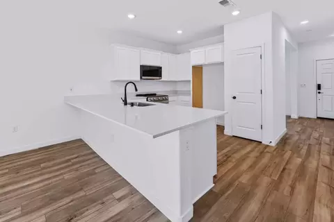 Entry Way - 4009 E Oakridge Ave, Visalia, CA 93292 photo 2 of 3