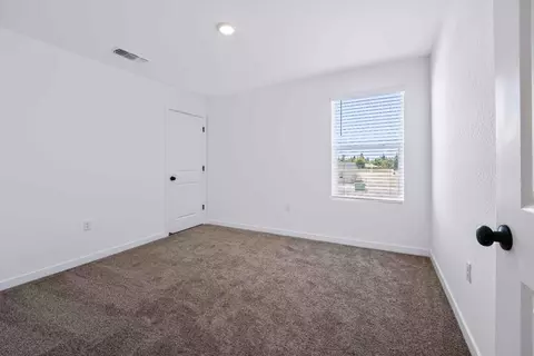 Bedroom - 4009 E Oakridge Ave, Visalia, CA 93292 photo 5 of 19