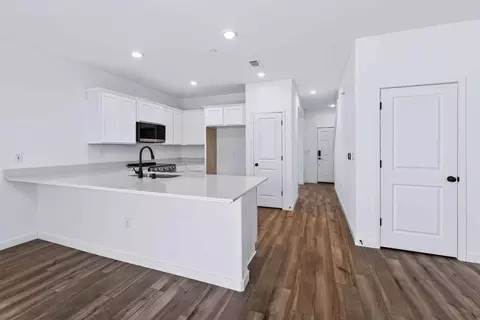 Entry Way - 4009 E Oakridge Ave, Visalia, CA 93292 photo 1 of 3