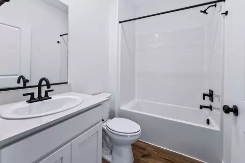 Bath - 4009 E Oakridge Ave, Visalia, CA 93292 photo 2 of 7