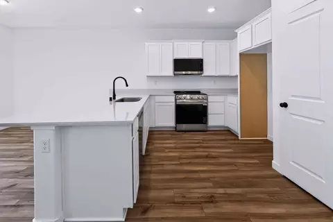 Kitchen - 4009 E Oakridge Ave, Visalia, CA 93292 photo 1 of 5