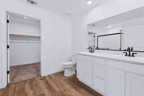 Bath - 4009 E Oakridge Ave, Visalia, CA 93292 photo 1 of 7