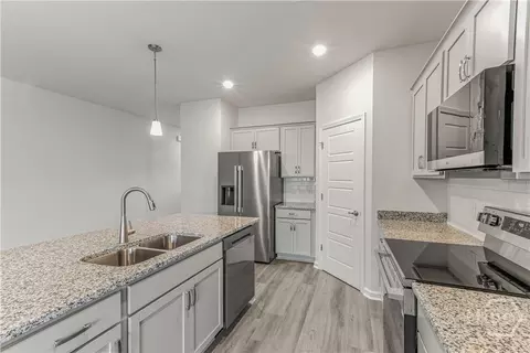 Kitchen - 211 Pinebury Rd, Pooler, GA 31322 photo 2 of 3