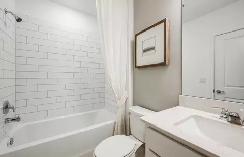 Bath - 16918 Canary Trl, Parrish, FL 34219 photo 2 of 3
