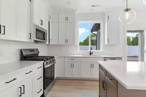 Kitchen - 7115 N Cairns Way, Eagle Mountain, UT 84005 photo 2 of 5