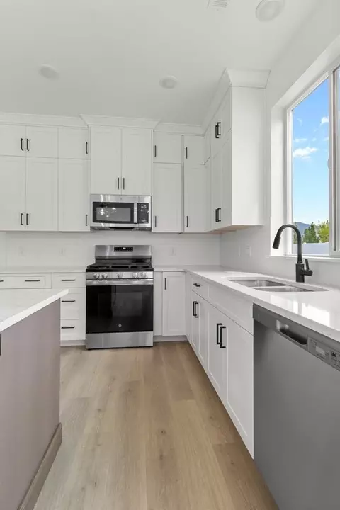 Kitchen - 7115 N Cairns Way, Eagle Mountain, UT 84005 photo 3 of 5