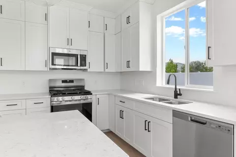 Kitchen - 7115 N Cairns Way, Eagle Mountain, UT 84005 photo 4 of 5