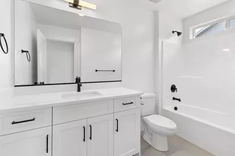 Bath - 7115 N Cairns Way, Eagle Mountain, UT 84005 photo 4 of 4