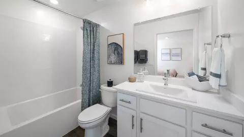 Bath - 8107 Crofton Way, Bakersfield, CA 93307 photo 2 of 4