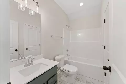 Bath - 102 Beaver Creek Way, Lagrange, GA 30241 photo 2 of 8