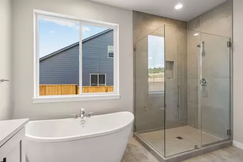 Bath - 1153 Pumpkin Rdg, Eagle Point, OR 97524 photo 1 of 3