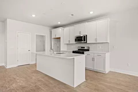 Kitchen - 554 Hydrangea St, Seneca, SC 29678 photo 1 of 4