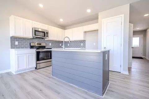 Kitchen - White Oak Ln, Granger, IA 50109 photo 2 of 3