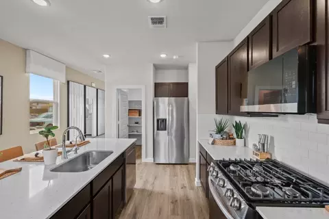 Kitchen - 5506 Franklin Hls, Von Ormy, TX 78073 photo 5 of 15