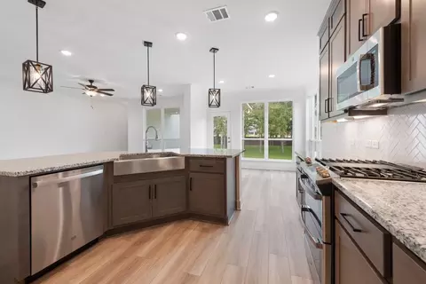 Kitchen - 5016 Acadia Loop, Bryan, TX 77845 photo 5 of 11