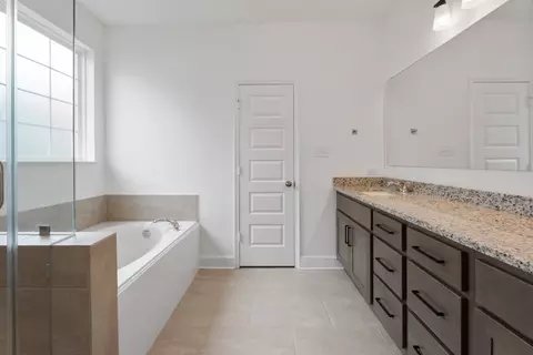 Bath - 5016 Acadia Loop, Bryan, TX 77845 photo 4 of 11