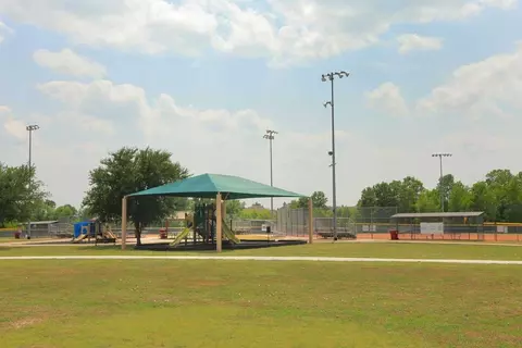 Exterior - 208 N Eagle Point Rd, Van Alstyne, TX 75495 photo 26 of 56