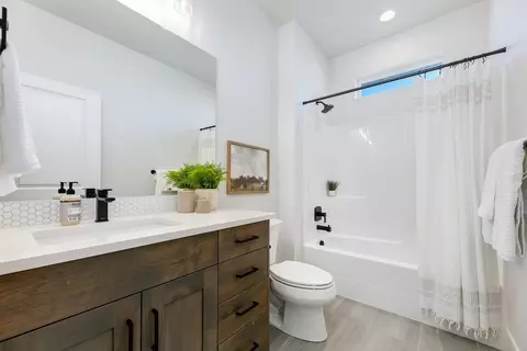 Bath - 6623 W Sollas Dr, Eagle, ID 83616 photo 1 of 2