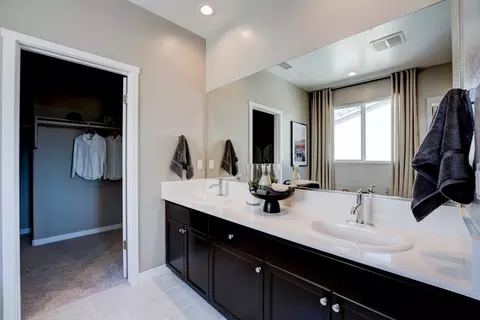 Bath - 1061 Talus Way S, Madera, CA 93636 photo 1 of 3