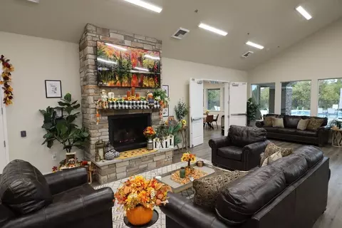 Living - 929 Norman Rd, Galt, CA 95632 photo 3 of 5