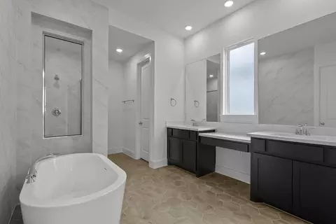 Bath - 325 Vale Run, Kyle, TX 78640 photo 3 of 3