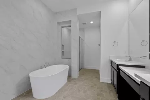 Bath - 325 Vale Run, Kyle, TX 78640 photo 2 of 3