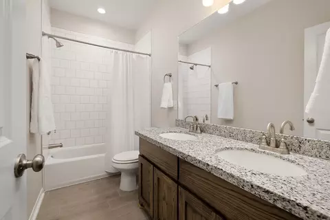 Bath - 3919 Peggy Dr, Laredo, TX 78046 photo 3 of 4