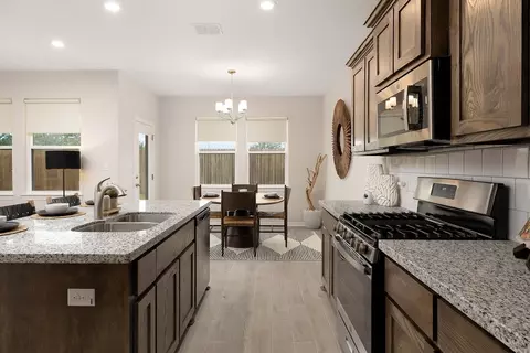 Kitchen - 3919 Peggy Dr, Laredo, TX 78046 photo 5 of 7