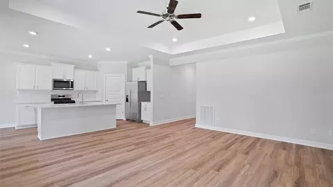 Living - 719 Eagle Cv, Wetumpka, AL 36093 photo 2 of 4