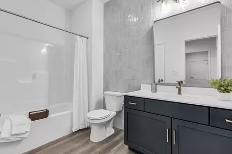 Bath - 886 Shadowbrooke Dr, Dover, PA 17315 photo 1 of 3