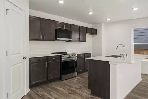 Kitchen - 120 Willowbrook Dr, Chehalis, WA 98532 photo 3 of 4