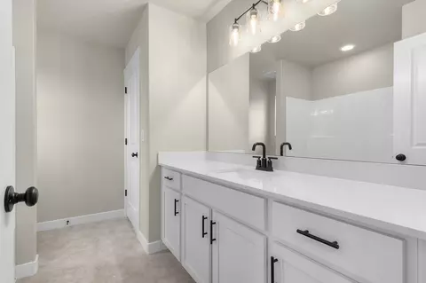 Bath - 6417 Vernon Dr, Eagle Mountain, UT 84005 photo 3 of 6
